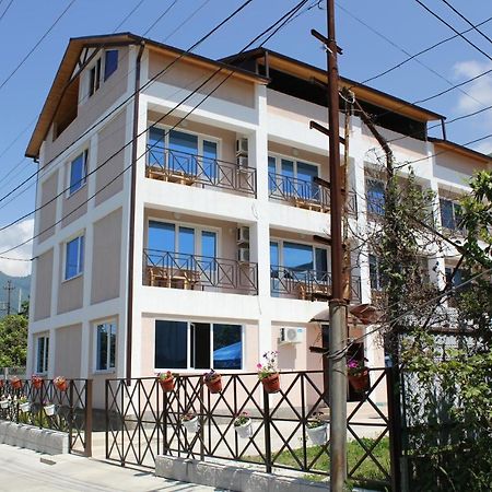 Guest House Zvanba Гагра Екстериор снимка
